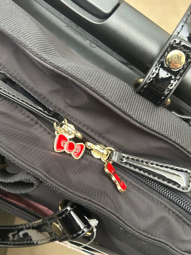 スワニーキャリーバッグ　Mサイズ　ハローキティ