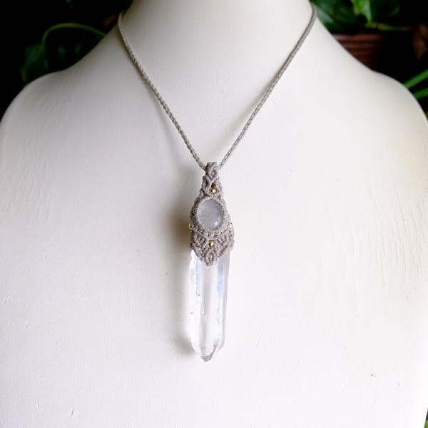 ヒマラヤ水晶 ・ムーンストーン（スリランカ産）マクラメ編みペンダント　3706