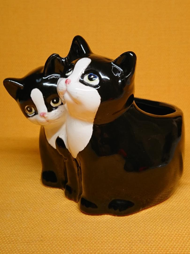 【美品】ネコ　黒猫　陶器　小物入れ　置物　インテリア　工芸品　美術品　A3288