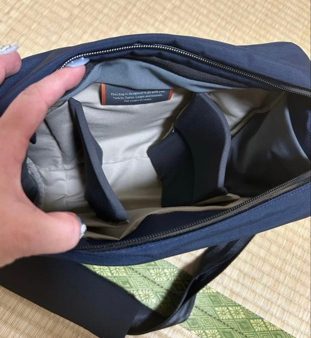 美品　bellroy ベルロイ　ボディーバッグ　大きめ　ネイビー