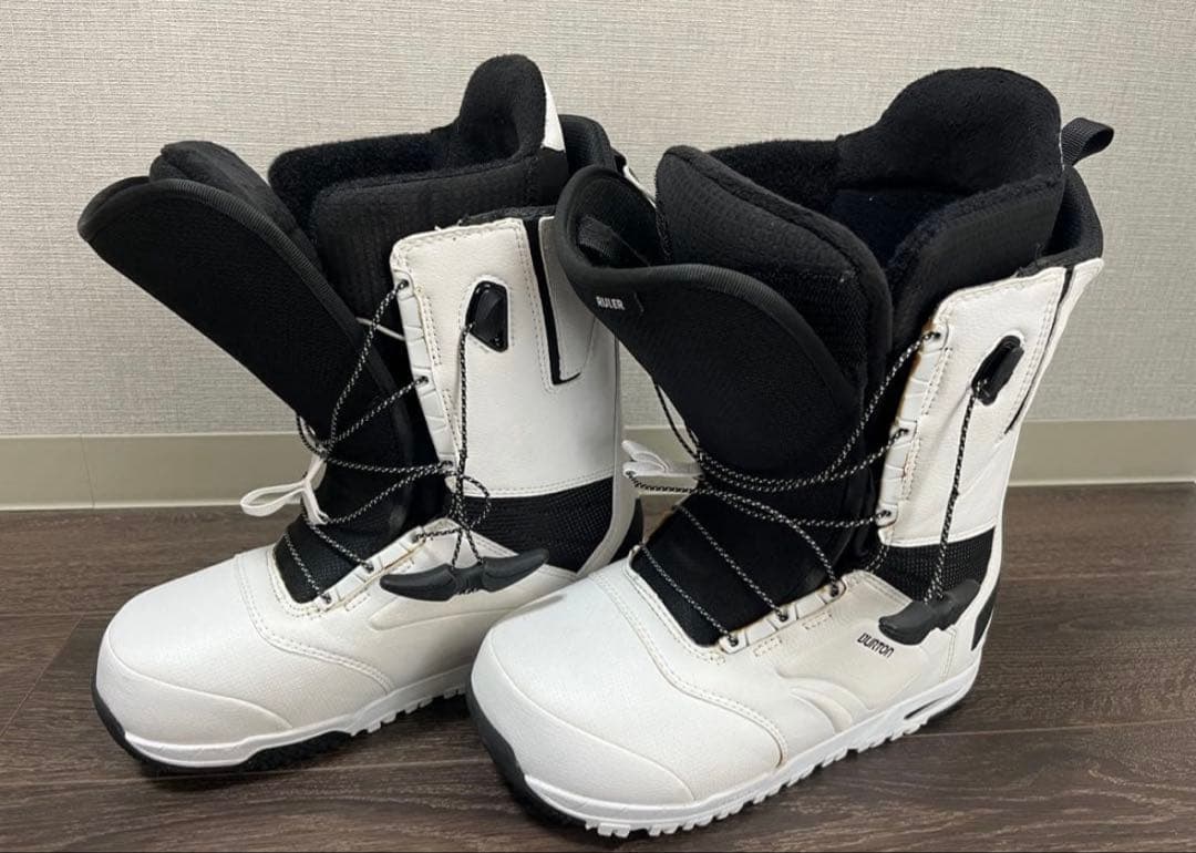 スノーボードブーツ ホワイト/ブラック
