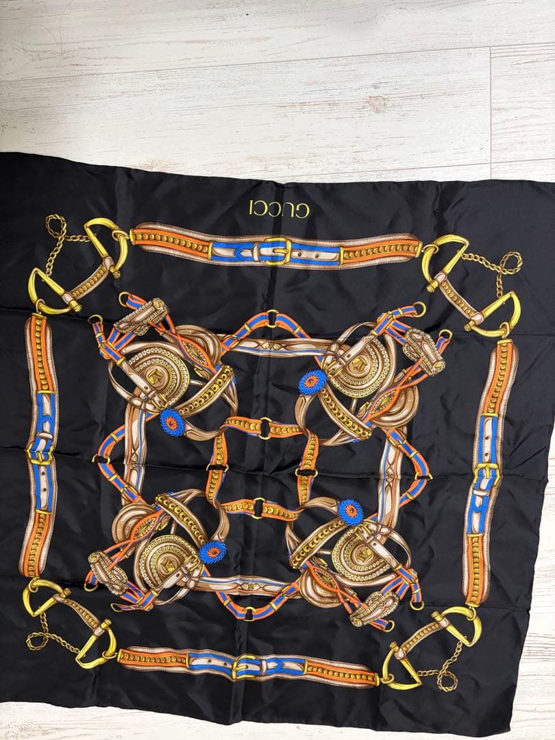 GUCCIシルクスカーフ