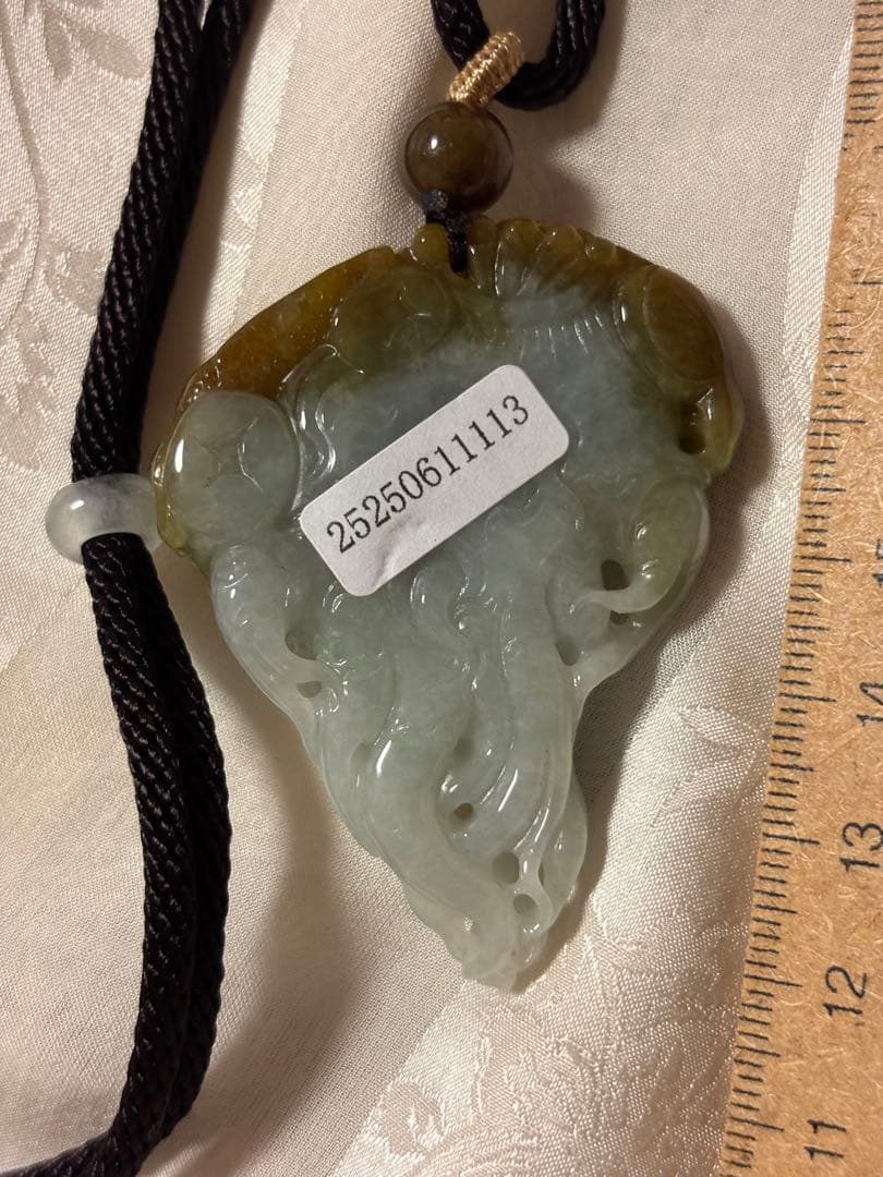 天然翡翠　手彫り　世界に一つだけ　根付？　本物保証