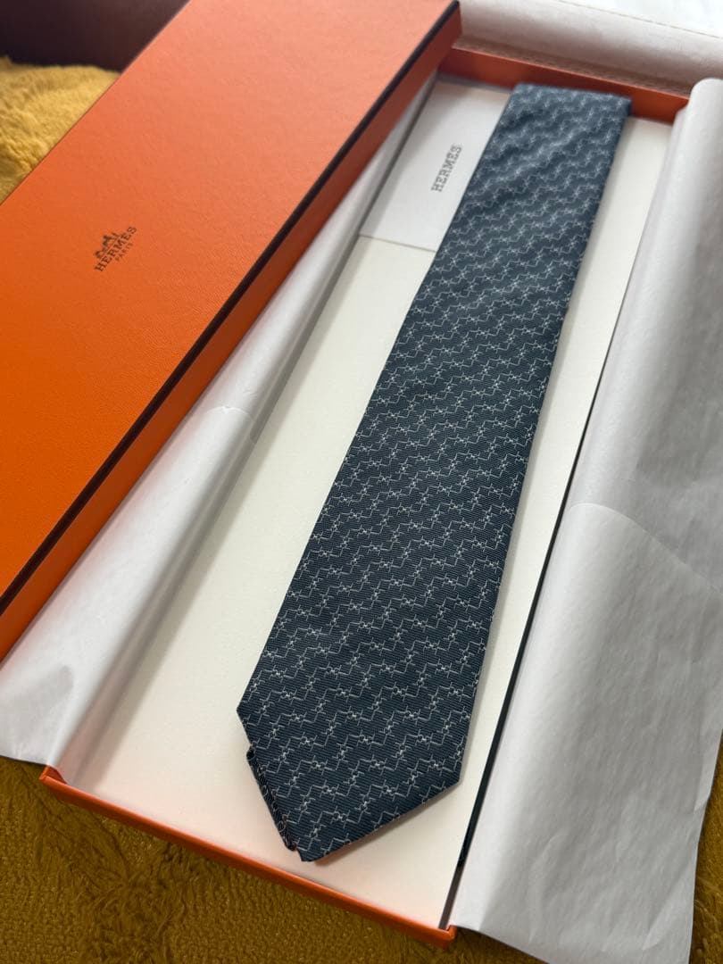 新品未使用 外箱付 HERMES グレー 幾何学模様 ネクタイ エルメス