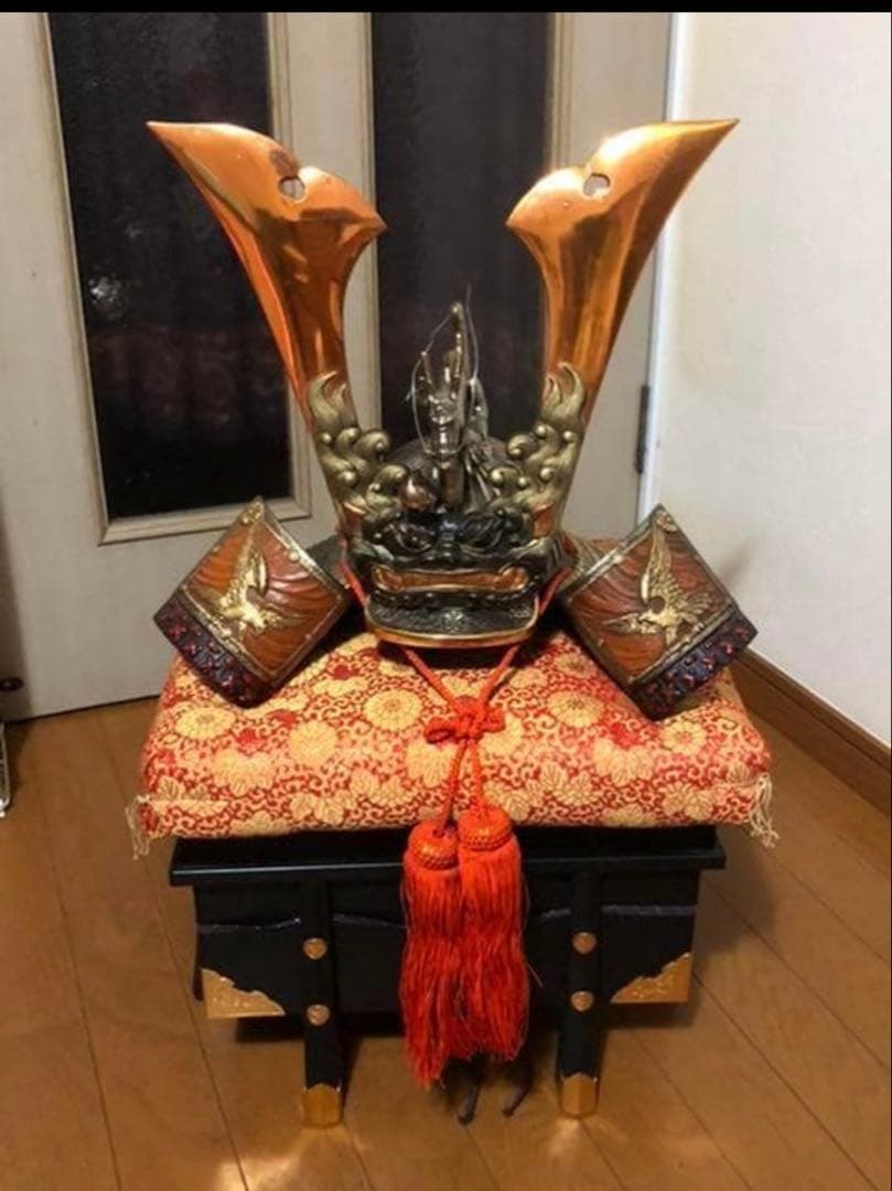 104】五月人形 理実 源氏獅噛兜兜飾 カブト 座布団　台付 美術工芸