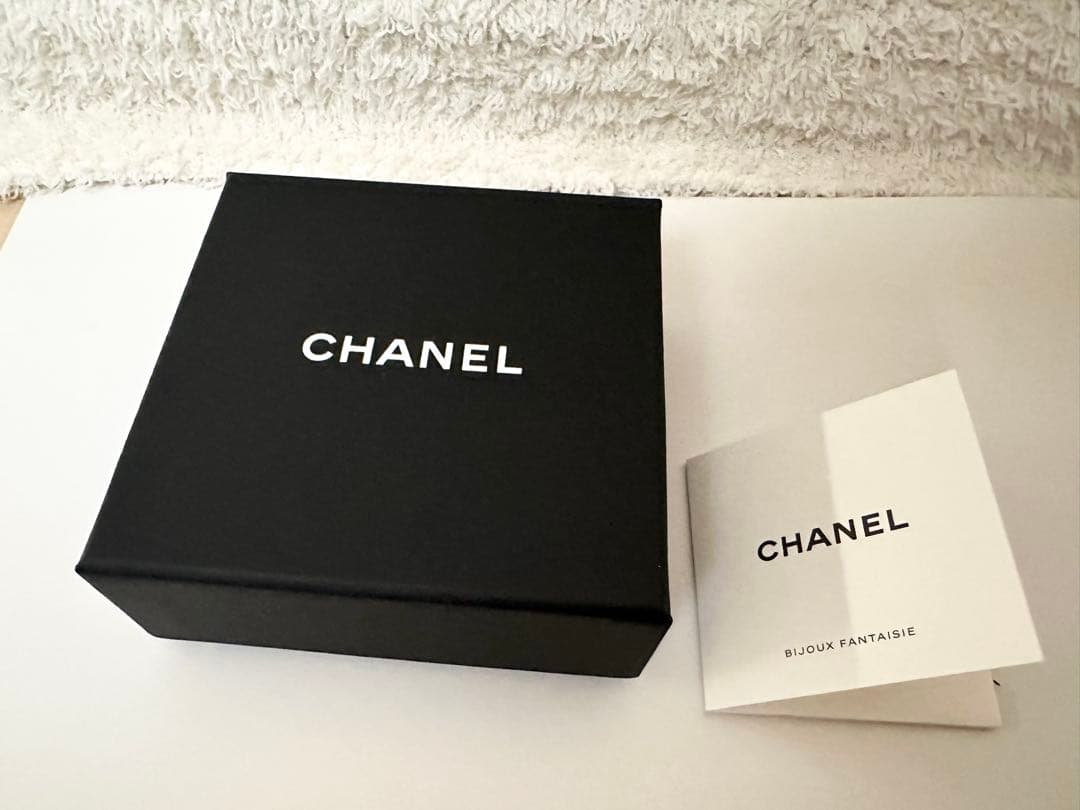 美品CHANEL 黒 レザー シュシュ