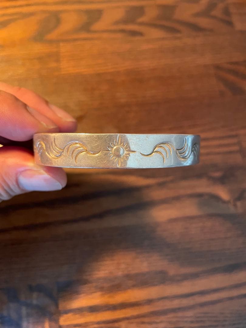 【そんきん】アリゾナフリーダム 太陽モチーフ シルバー バングル 波模様