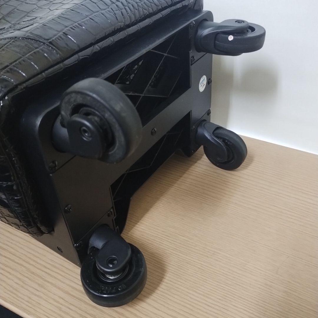 クロコ調 ブラック キャリーケース 中型