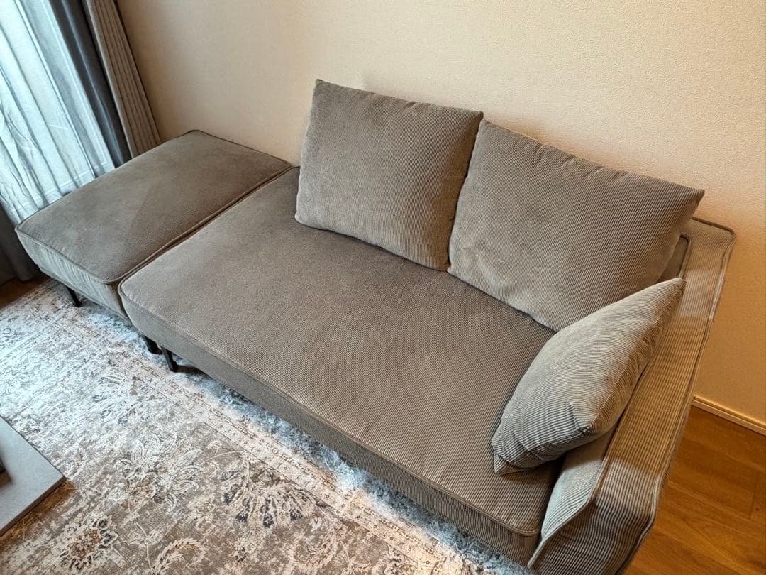 グレーファブリックソファ 。オットマン、クッション付き。美品。