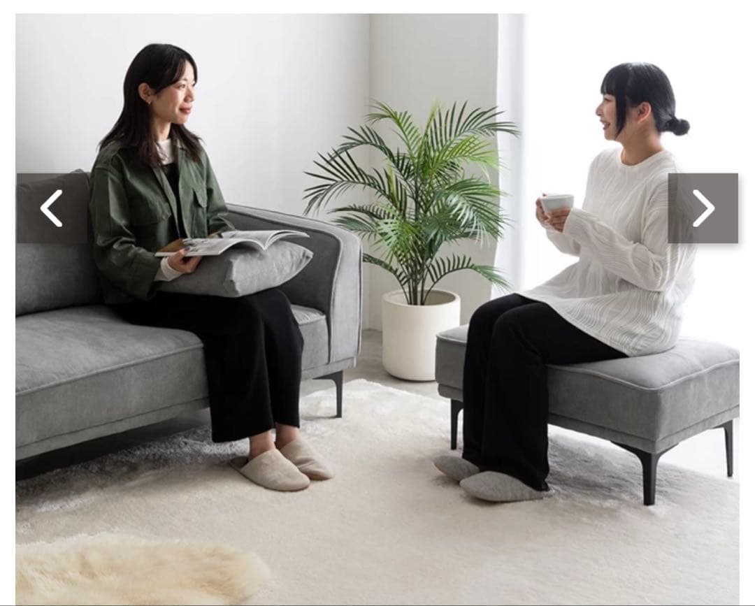 グレーファブリックソファ 。オットマン、クッション付き。美品。