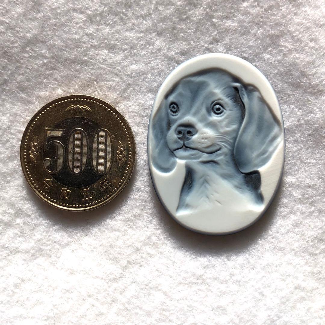 可愛いらしい犬のカメオ