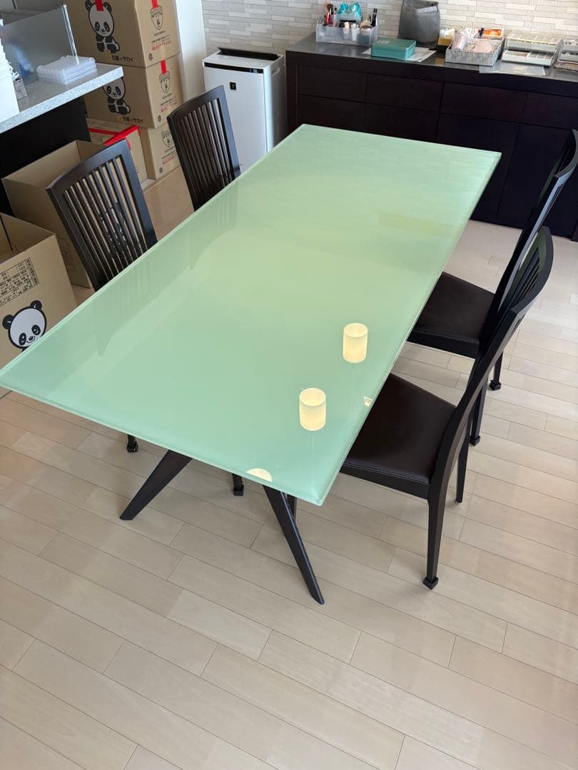 カリガリス　トーキョー　ガラス天板　ダイニングテーブル