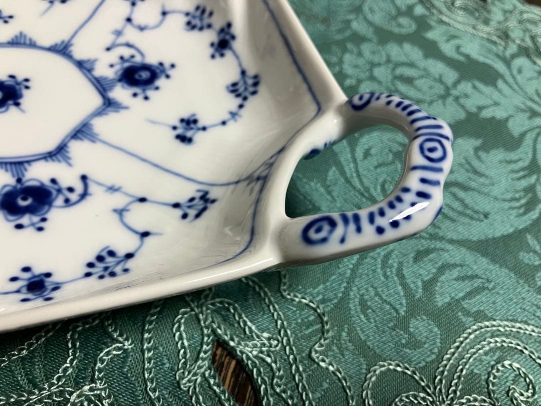 ロイヤルコペンハーゲン ブルーフルーテッドハーフ　リーフ型ディッシュ