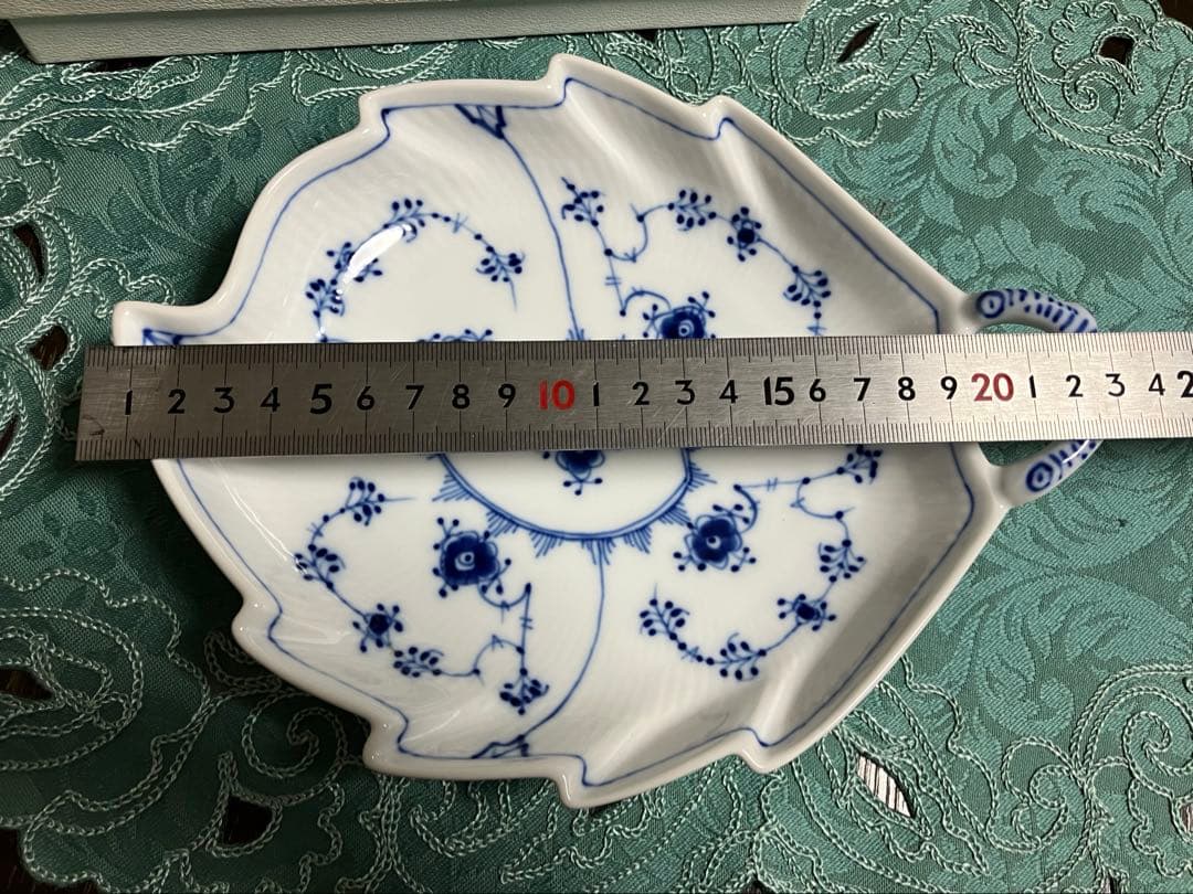 ロイヤルコペンハーゲン ブルーフルーテッドハーフ　リーフ型ディッシュ