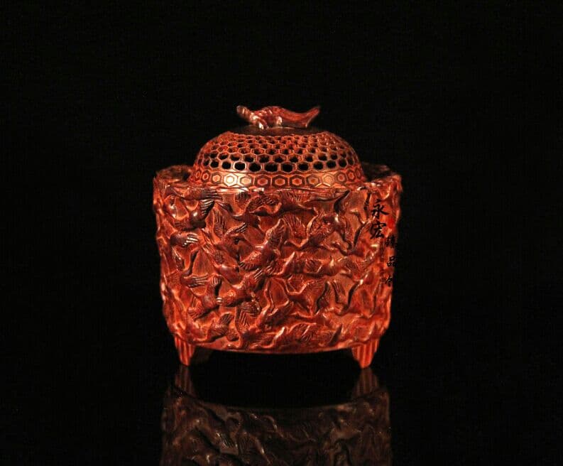 インドの小さい葉の紫檀の千鶴は歳で香炉に帰ります。