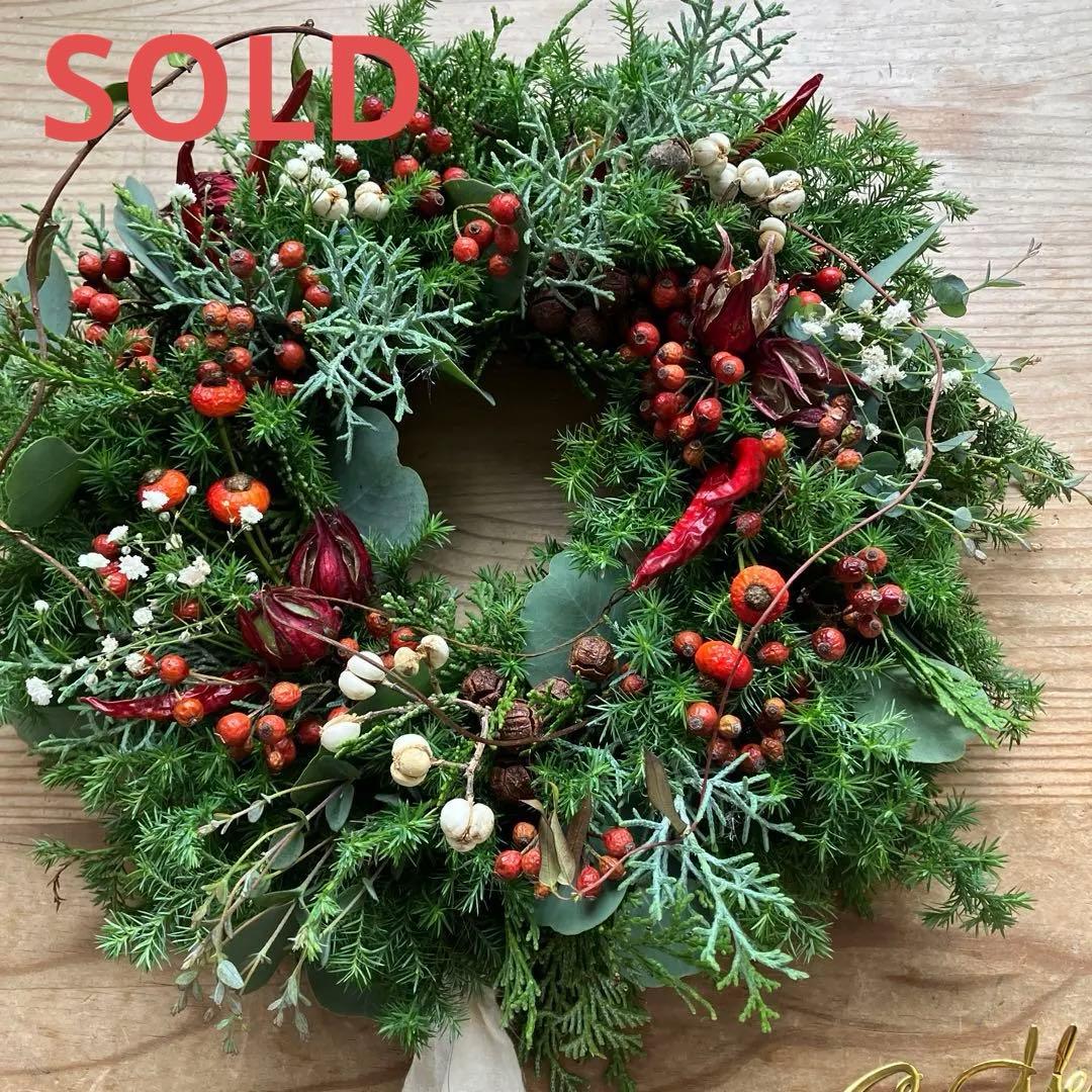 赤い実のクリスマスリース　ローズヒップ　ローゼル　野バラの実　フレッシュ針葉樹