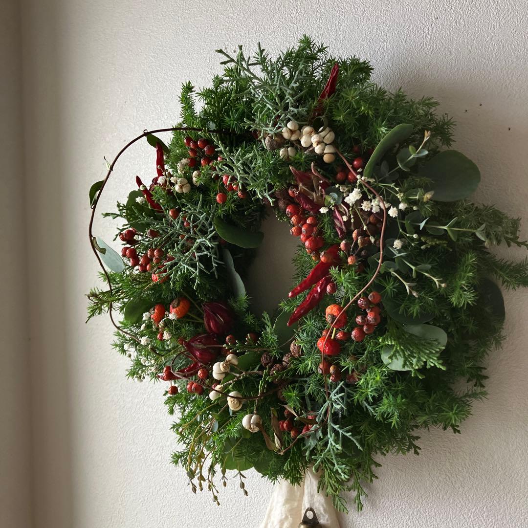 赤い実のクリスマスリース　ローズヒップ　ローゼル　野バラの実　フレッシュ針葉樹