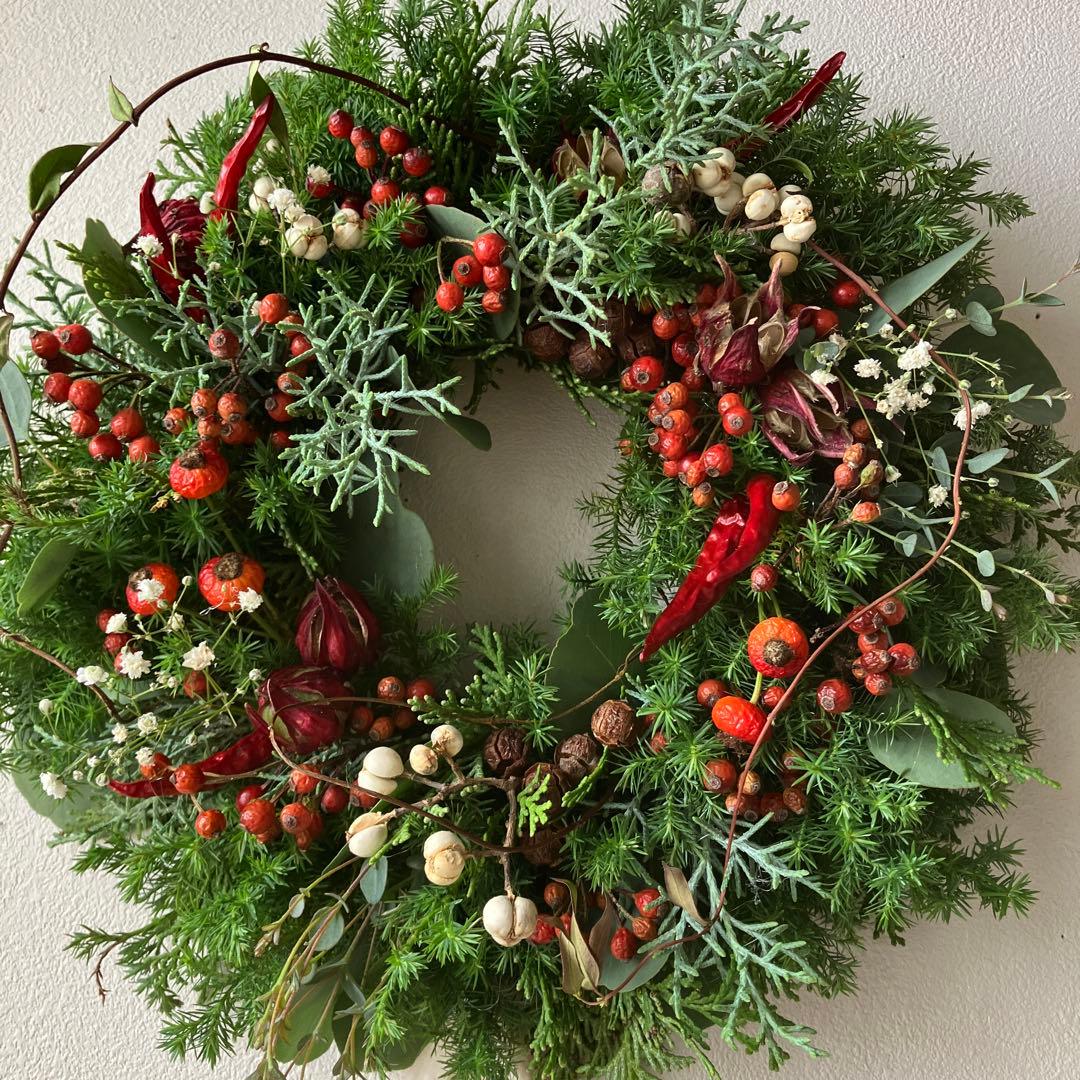 赤い実のクリスマスリース　ローズヒップ　ローゼル　野バラの実　フレッシュ針葉樹