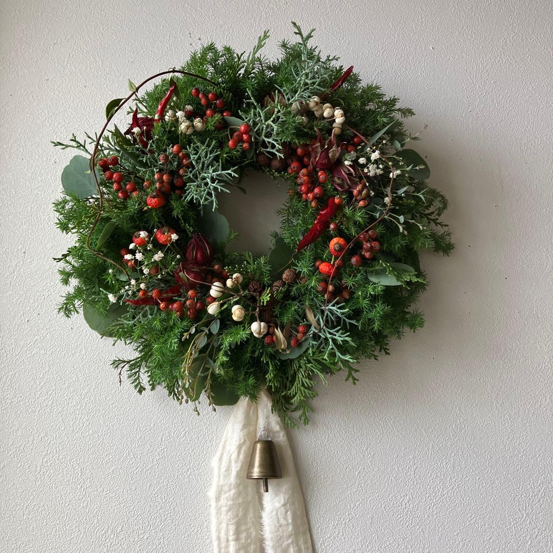 赤い実のクリスマスリース　ローズヒップ　ローゼル　野バラの実　フレッシュ針葉樹