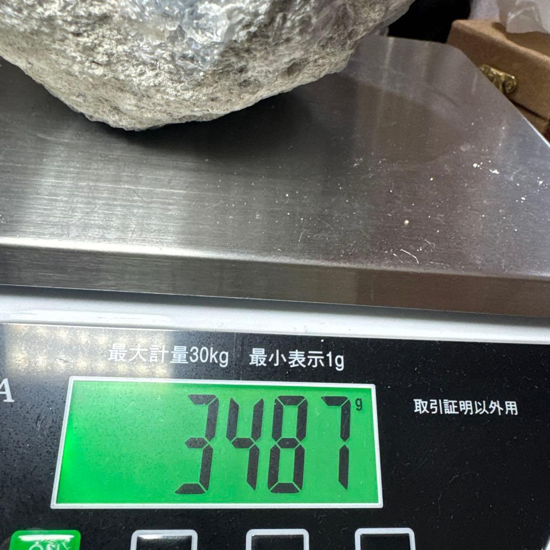 マダガスカル産セレスタイト原石 台座付 3487g 高透明