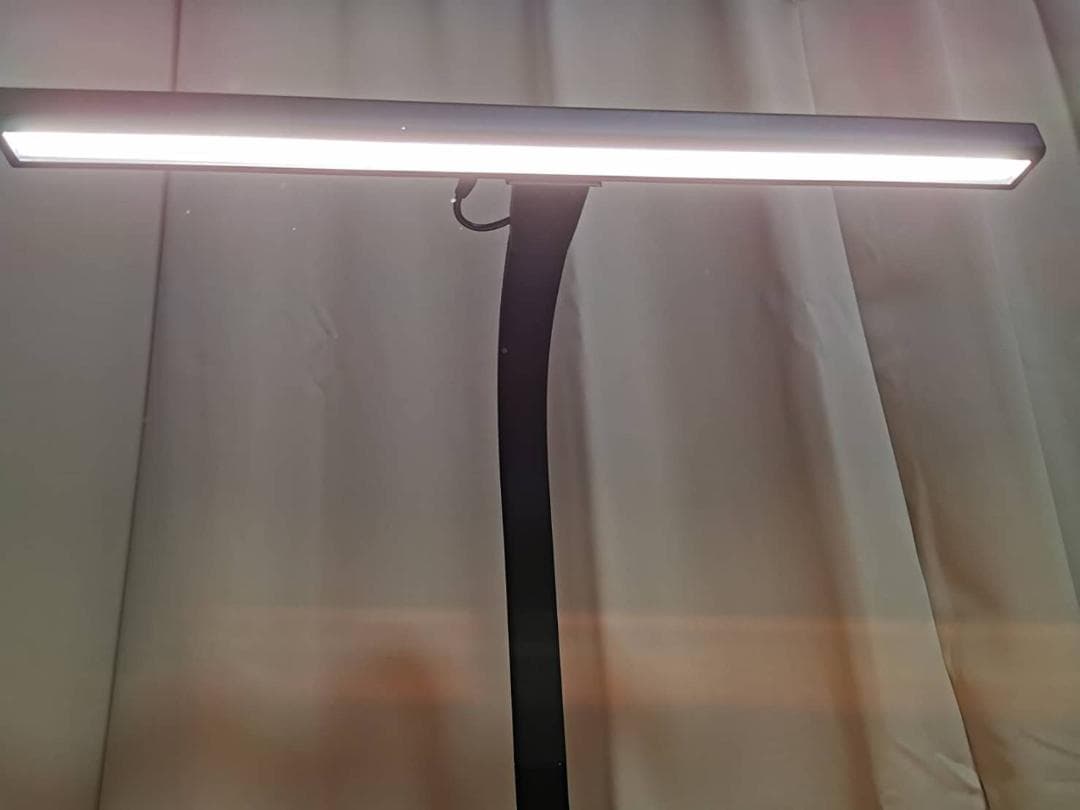 目にやさしいブラック卓上ライト