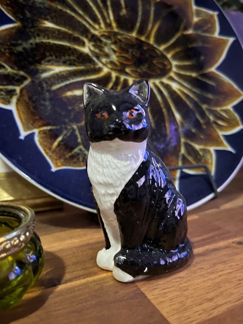 黒白の猫の陶器置物