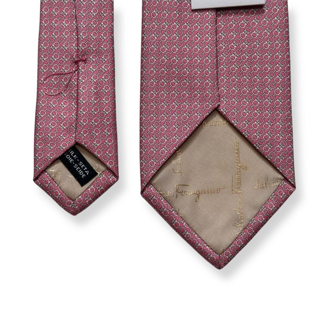 箱付き未使用✨サルヴァトーレフェラガモ　ネクタイ　ガンチーニ　ピンク　シルク