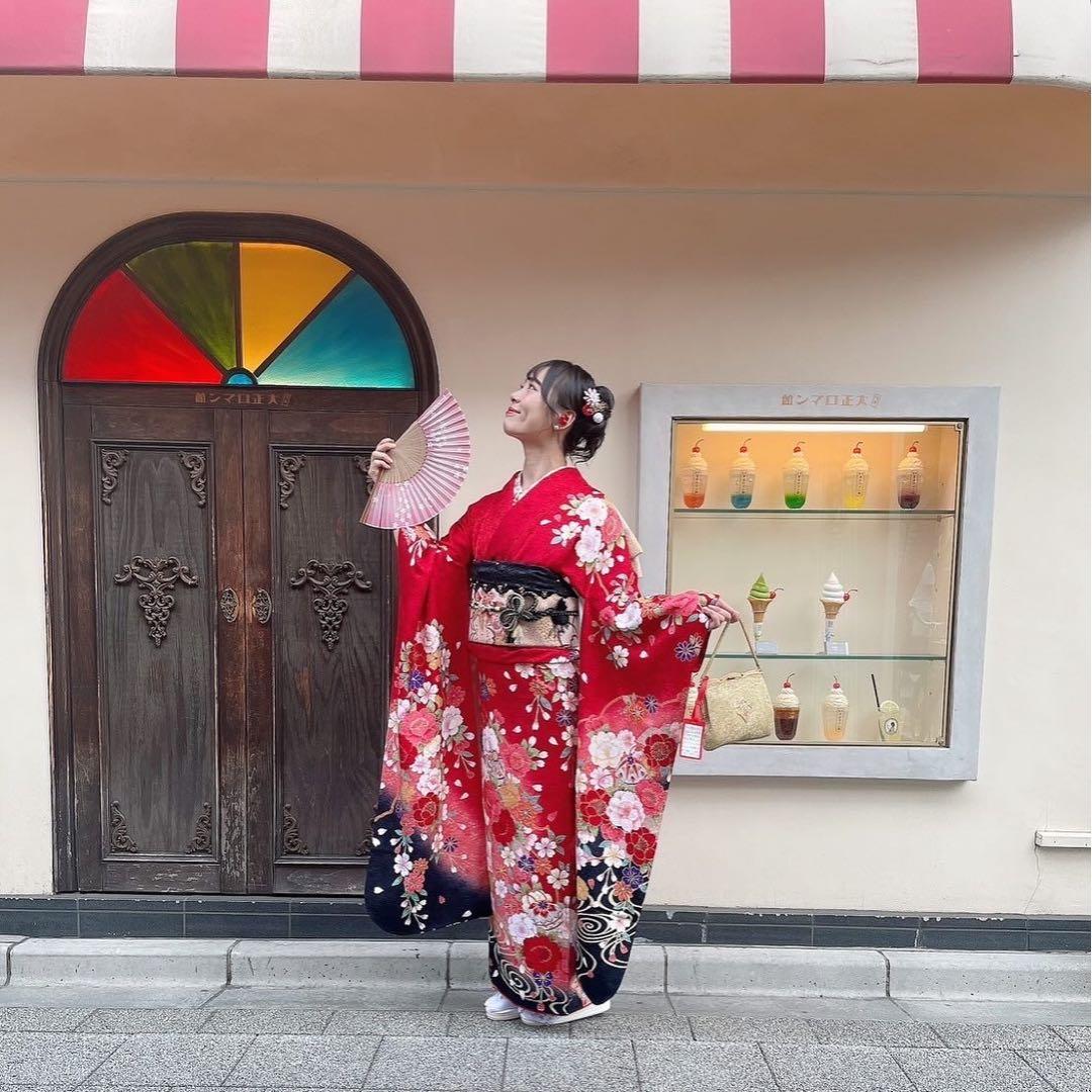 華やかな赤色の振袖　4〜6点フルセット