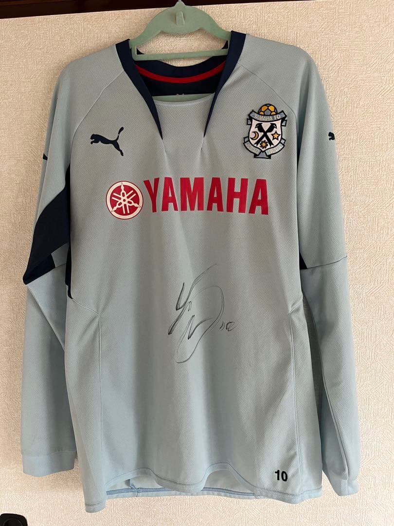 成岡翔選手がジュビロ磐田にいた際に使用していたサイン入りの練習着です。