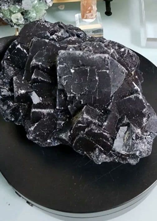 カナダの珍しい「ブラックローズ」蛍石