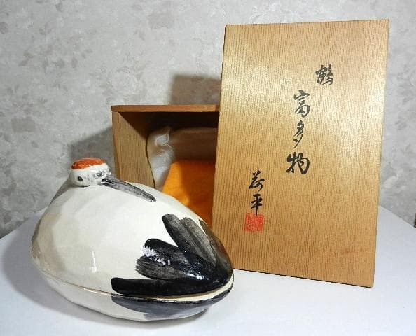 箱書き「鶴　富多物　荷平」、朱文印「謹製」、底印「醍醐　荷平」の蓋物