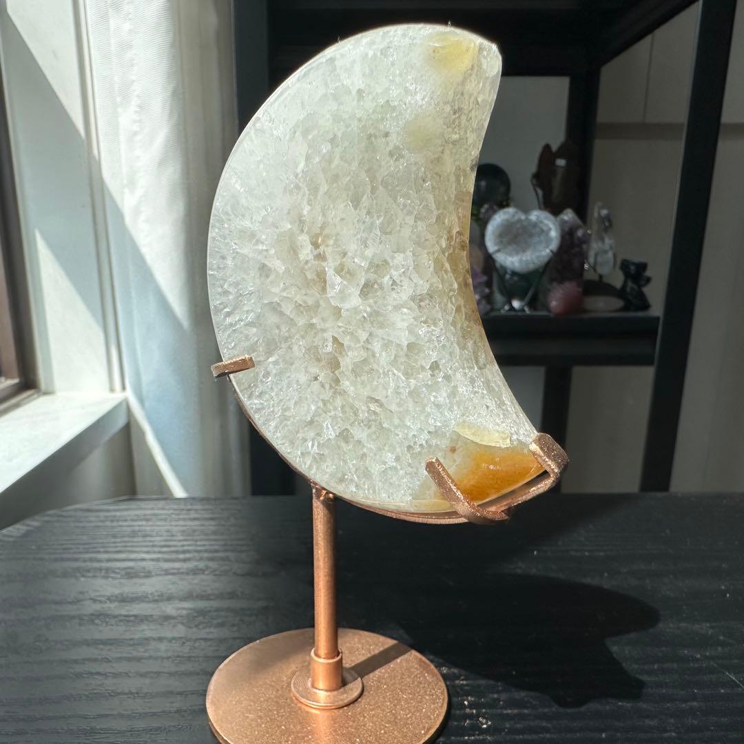 天然石砂糖感じ瑪瑙の月　置物　台座付きNO.040501