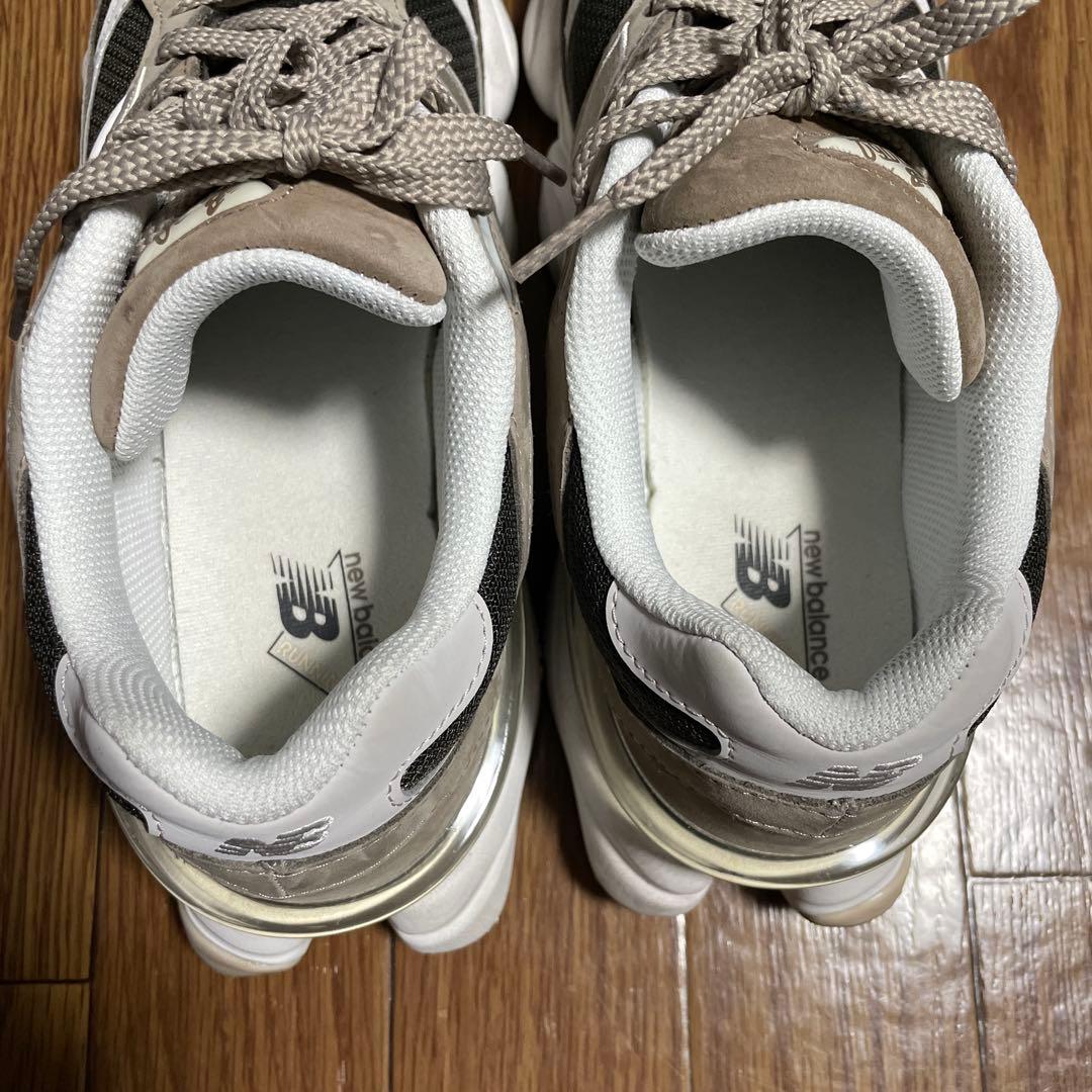 New Balance 9060シリーズ ベージュ/グレー