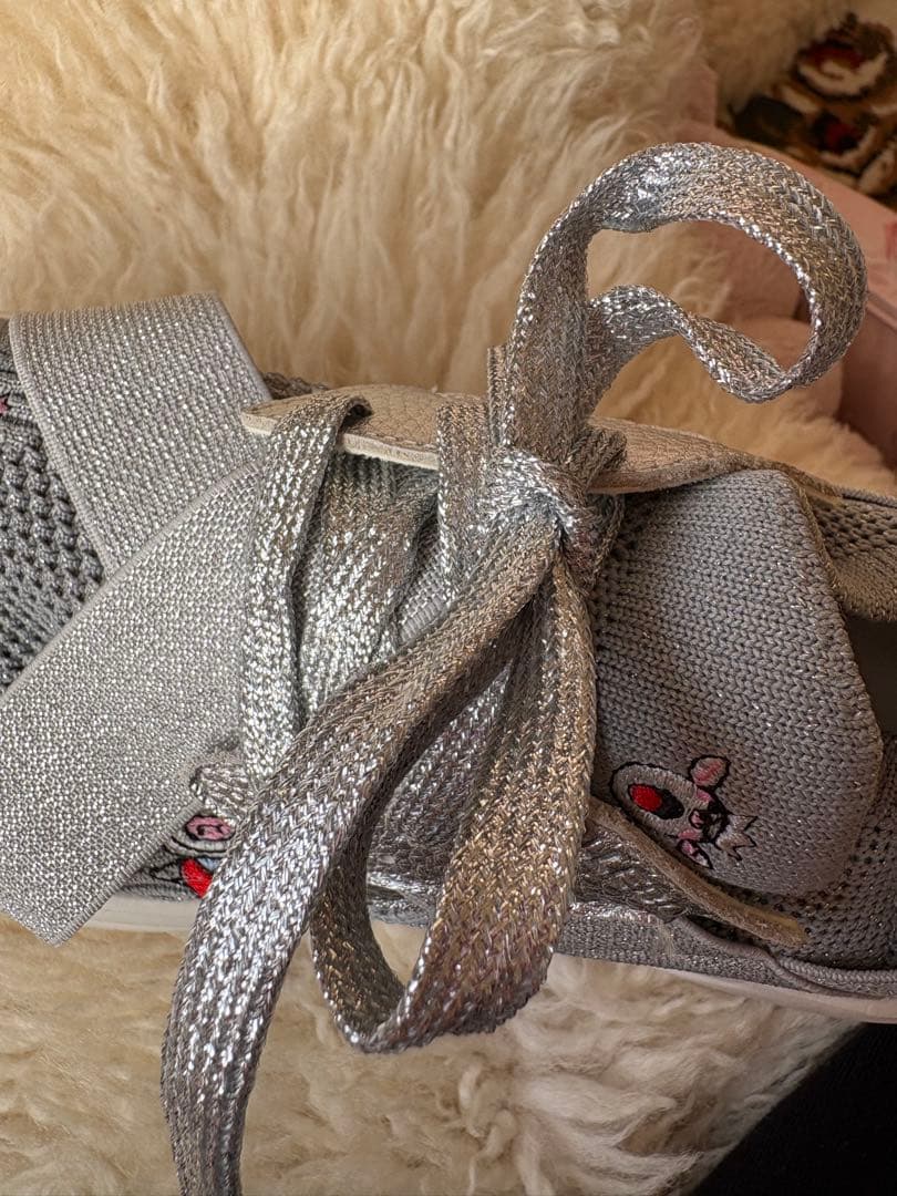 アルベロベロ刺繍キャラクター付きグレーのスニーカー