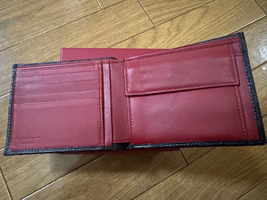 サルヴァトーレフェラガモ　ガンチーニ　二つ折り財布　レザー