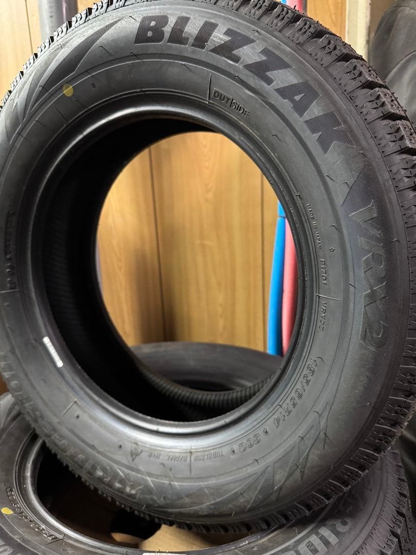 BLIZZAK VRX2 185/65R14 スタッドレスタイヤ