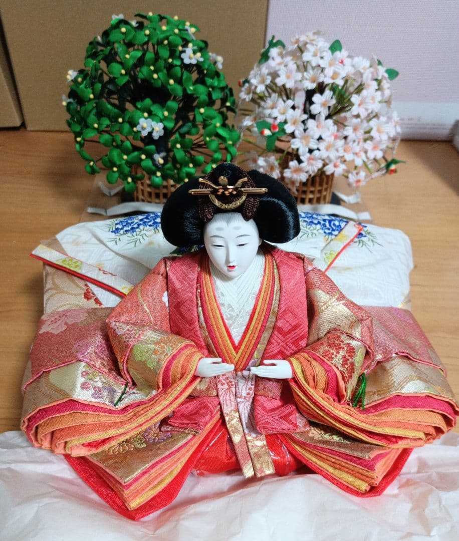 琇山作　雛人形セット 伝統的な衣装付き