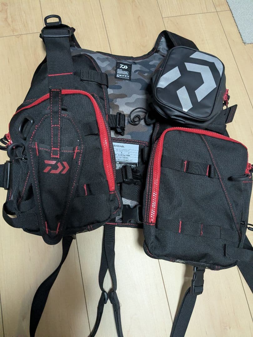（最終値引き）Daiwa ライフジャケット ブラック/レッド美品!!