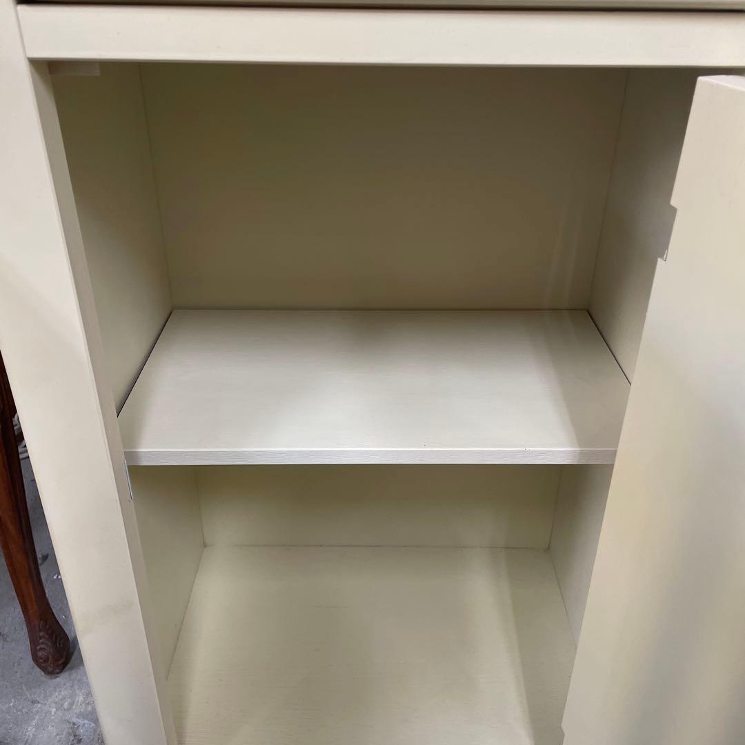 サイドチェスト 電話台 ハンドペイント 薄クリーム系 ナイトテーブル カギ付き