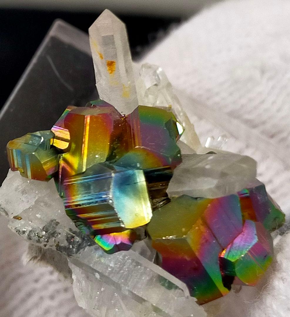 笛*様 【コレクター向】レインボーパイライト 水晶クラスター 共生 インドネシア