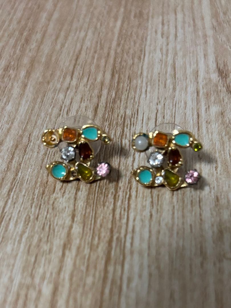 カラフルストーンとCHANELココマークロゴピアス