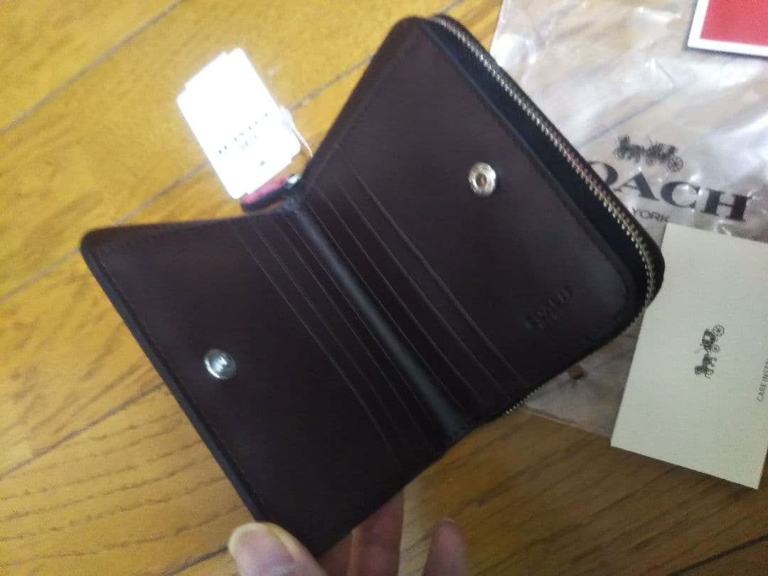 コーチいちご柄二つ折り財布コンパクト財布