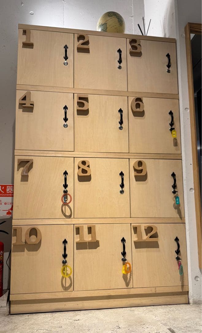 木製収納ロッカー 12個の扉付き　鍵付き