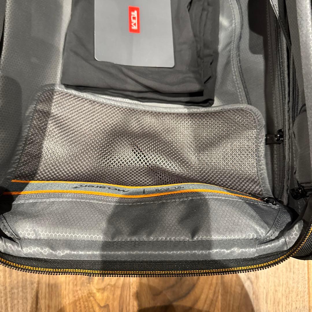 TUMI McLarenカーボンファイバー風デザイン 中型スーツケース