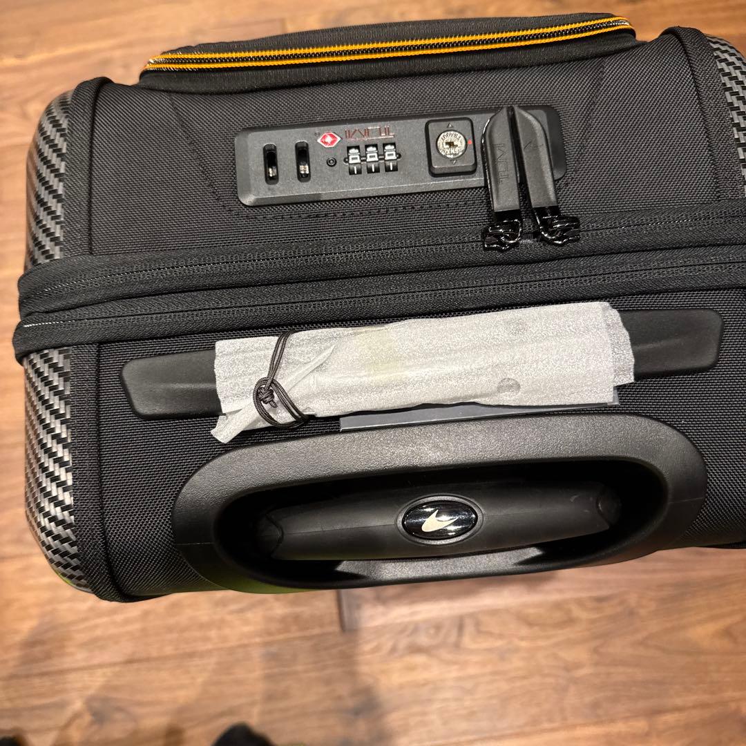 TUMI McLarenカーボンファイバー風デザイン 中型スーツケース