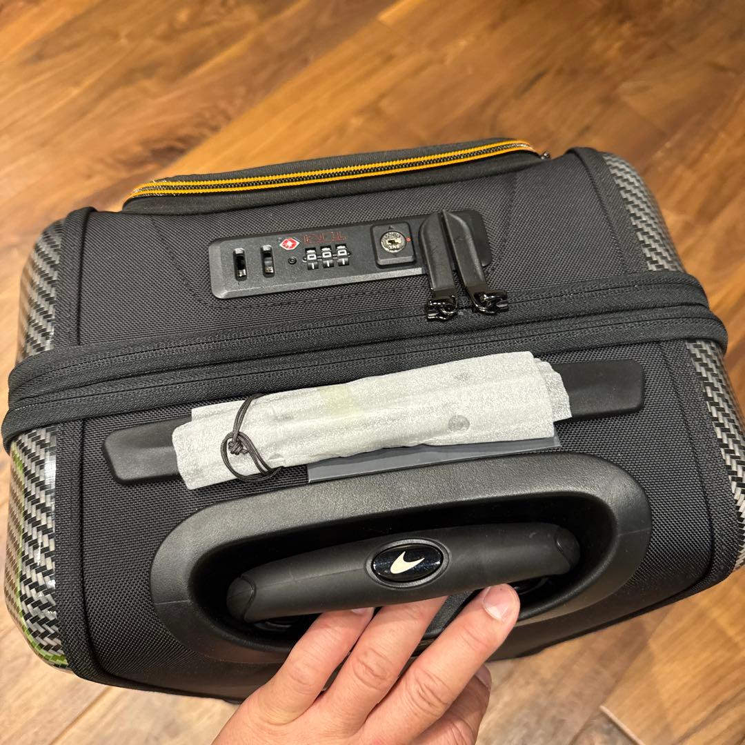 TUMI McLarenカーボンファイバー風デザイン 中型スーツケース