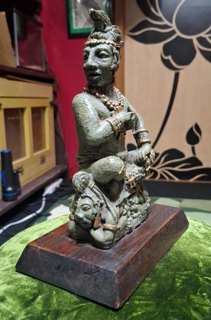 マヤ戦士像　石製