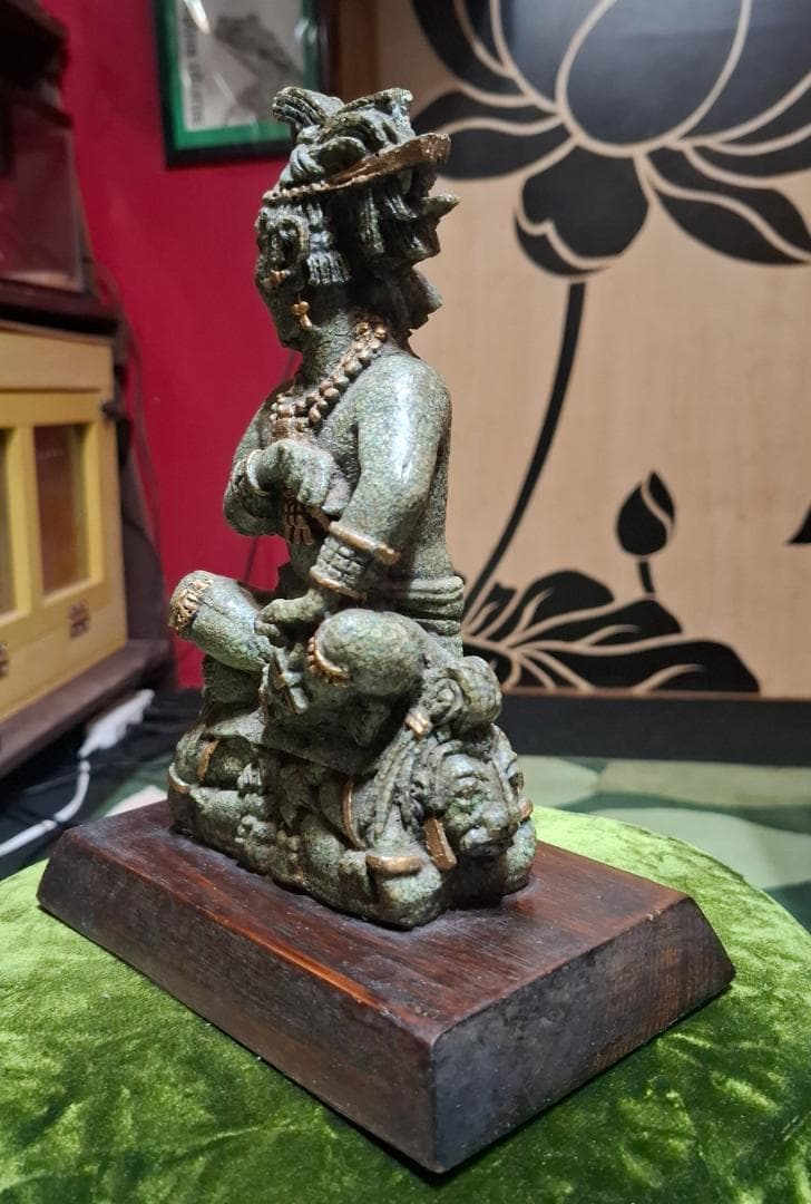 マヤ戦士像　石製