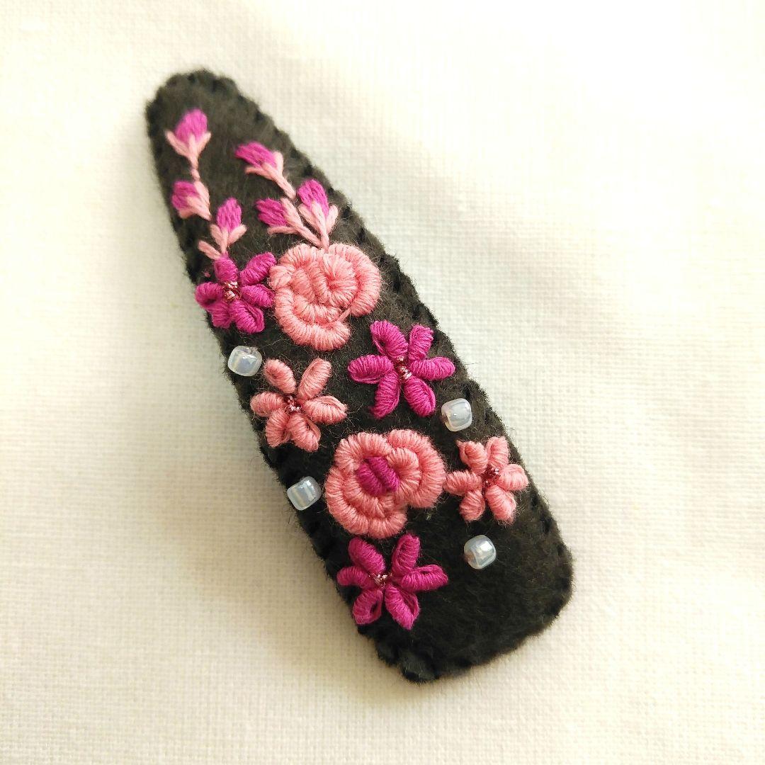 ピンク薔薇刺繍♡ダークグレー7センチパッチンピン