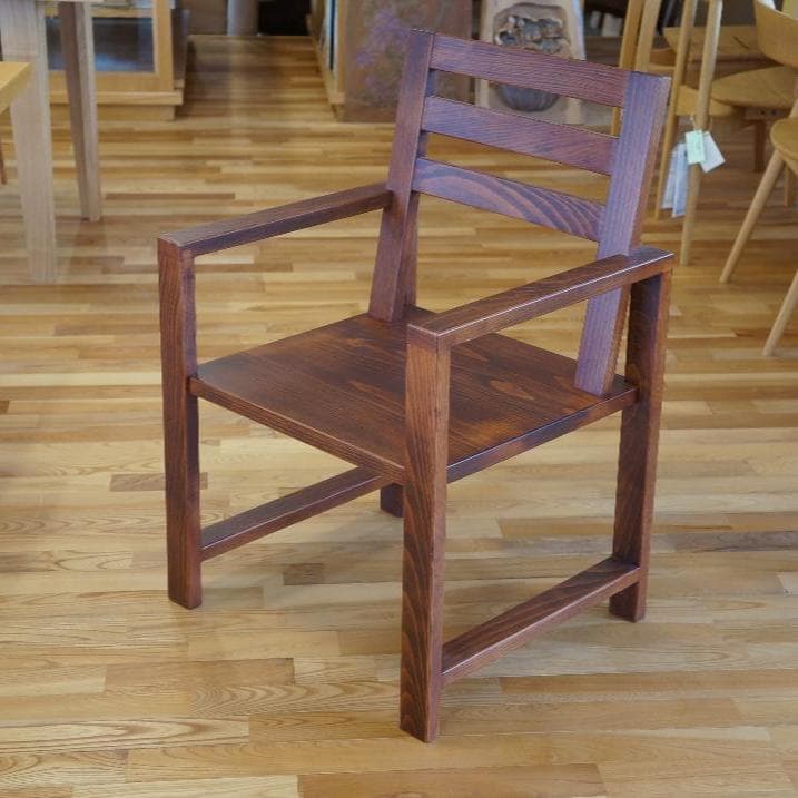 値下げしました！！。木製手掛け付き椅子